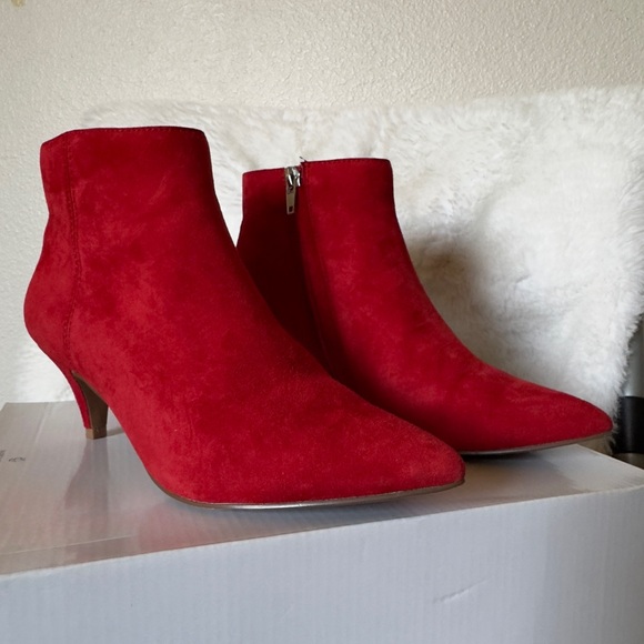 STEVE MADDEN Red Suede Ankle Boots - Picture 1 of 16